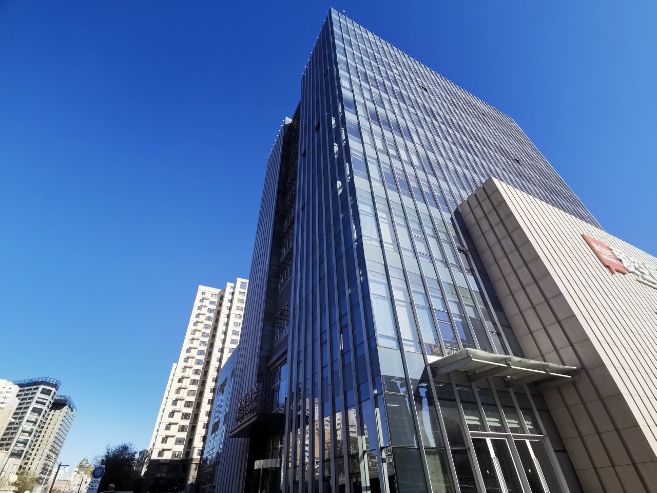 首华大厦侧立面 